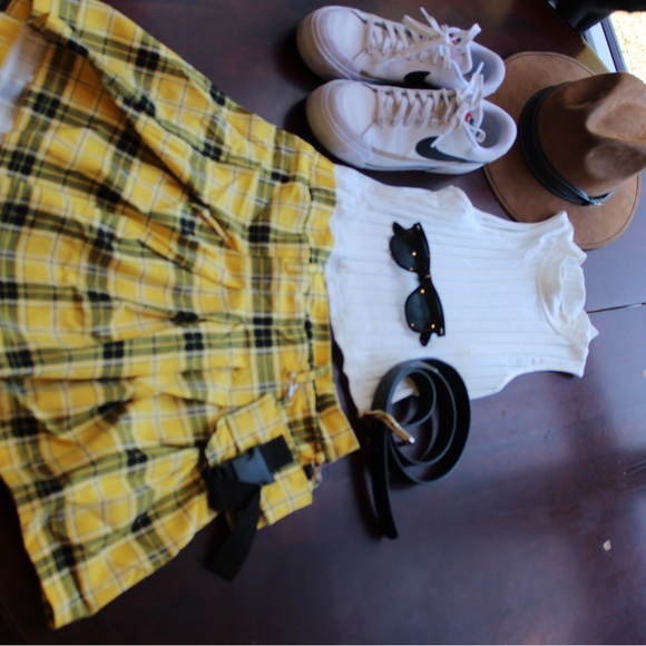 Yellow college style mini skirt medium size and white shirt 🍂🛍️🛒 - Picture 4 of 6